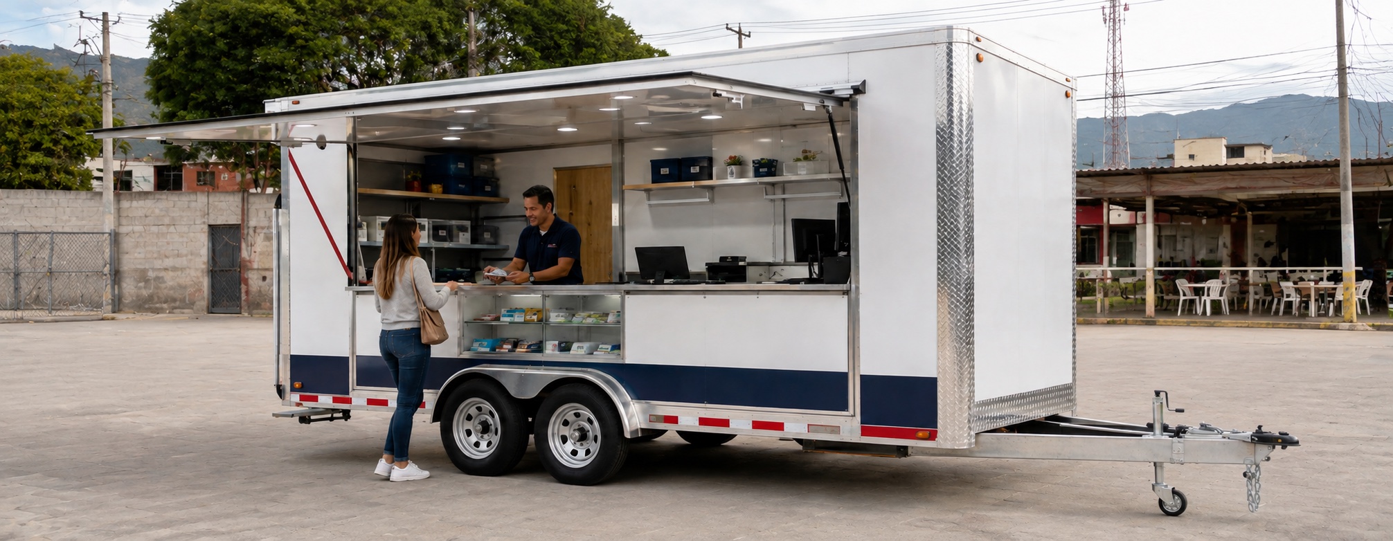 Carretón adaptado atendiendo a una clienta en un espacio comercial de Guatemala